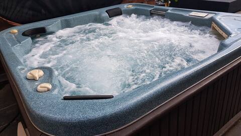 Self contained with hot tub & BBQ rural retreat