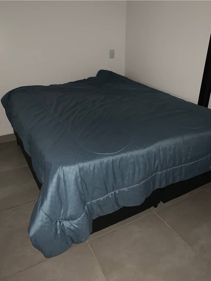 سرير بحجم كوين ، دش استحمام ، جناح مزدوج