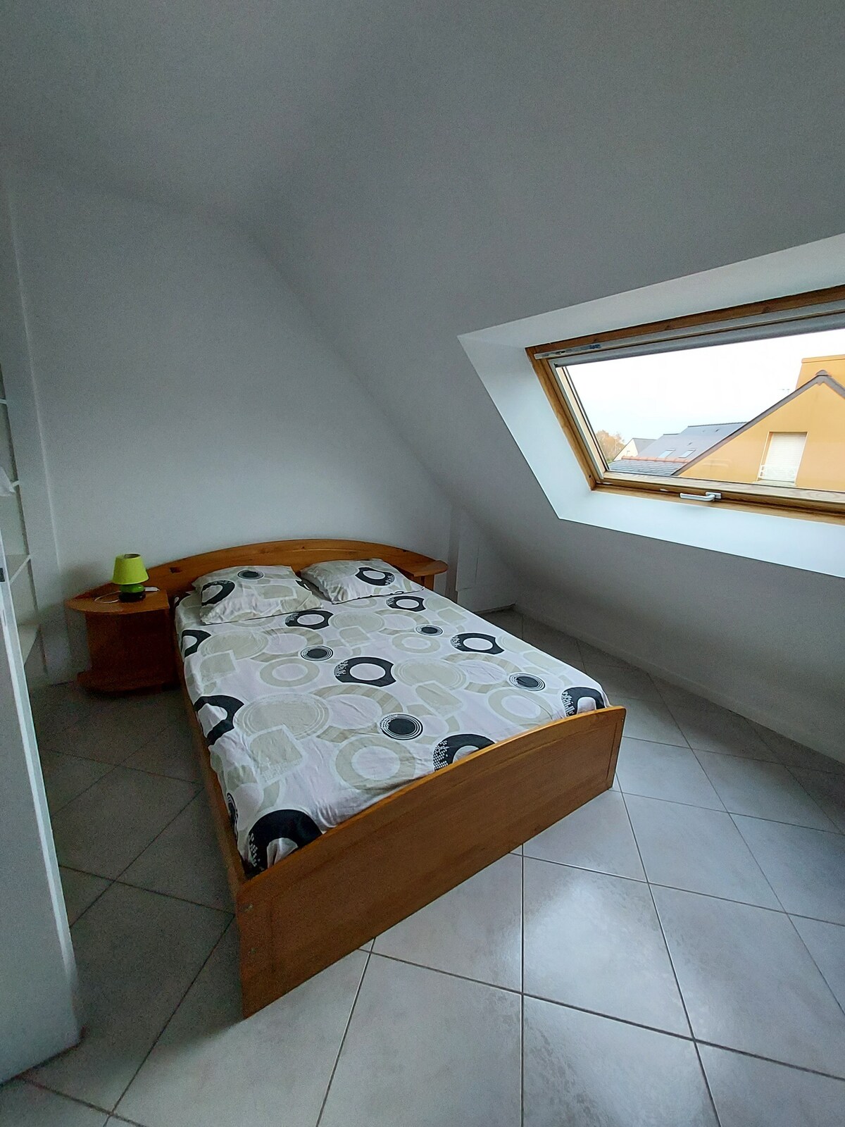 سرير 
140 × 190 سم على الأرض 