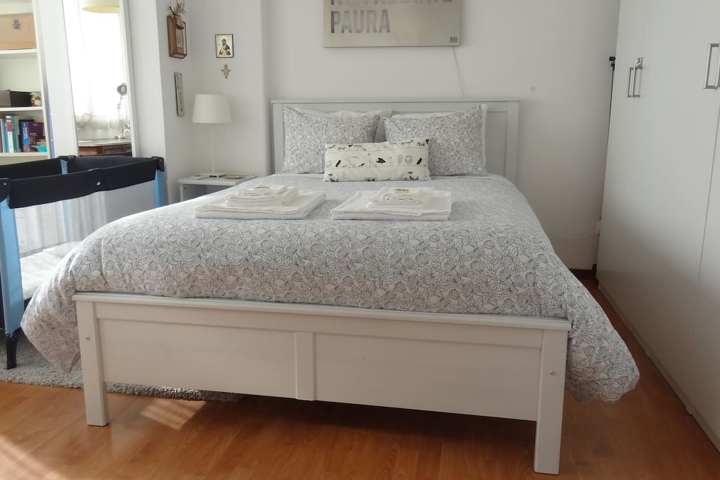 You won't be disappointed to sleep in this bed after a tired day...
Baby bed by the side, for those who travels with kids!