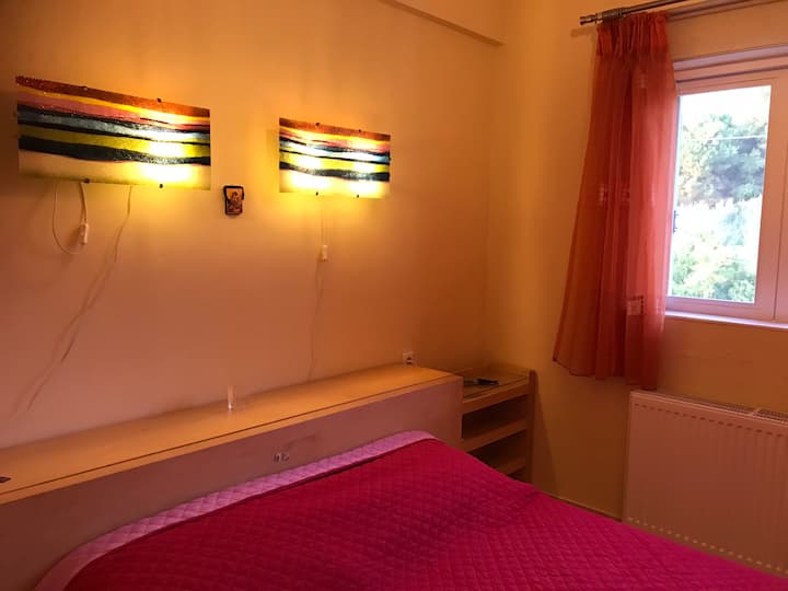 3ème chambre moderne avec une fenêtre