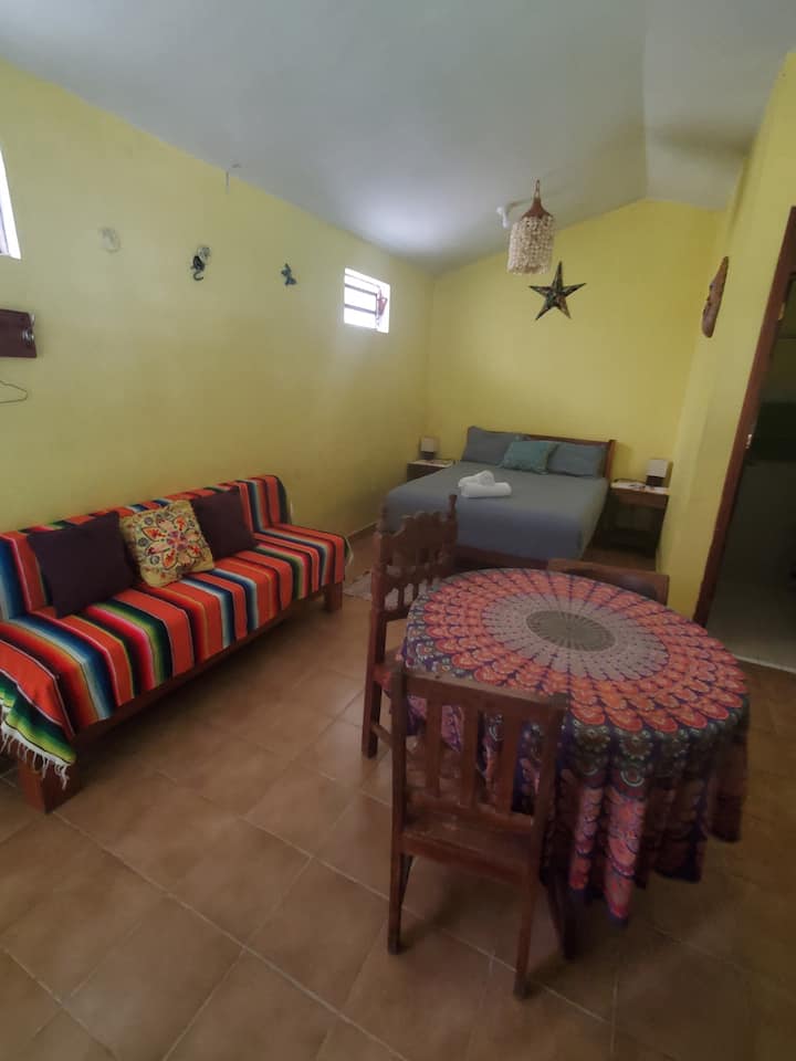 מיטת קווין סייז של Casita, שולחן אוכל וספה.