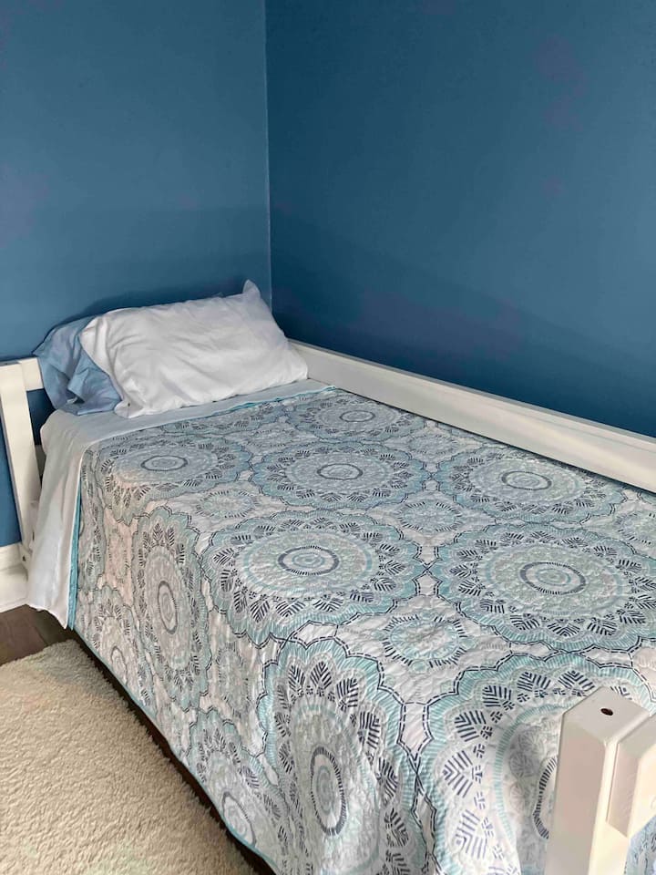 kitanda cha mtu mmoja chumbani. lazima upitie chumba kingine cha kulala ili kufika kwenye chumba hiki cha kulala. Hakuna mlango wa kujitegemea. 