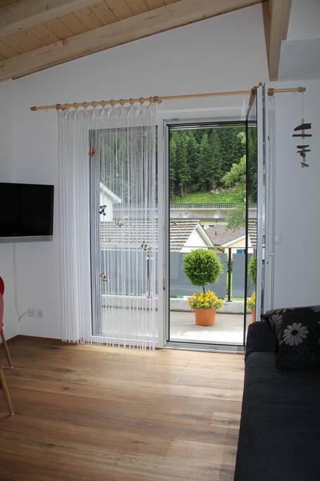 Wohnzimmer mit Blick auf den Balkon