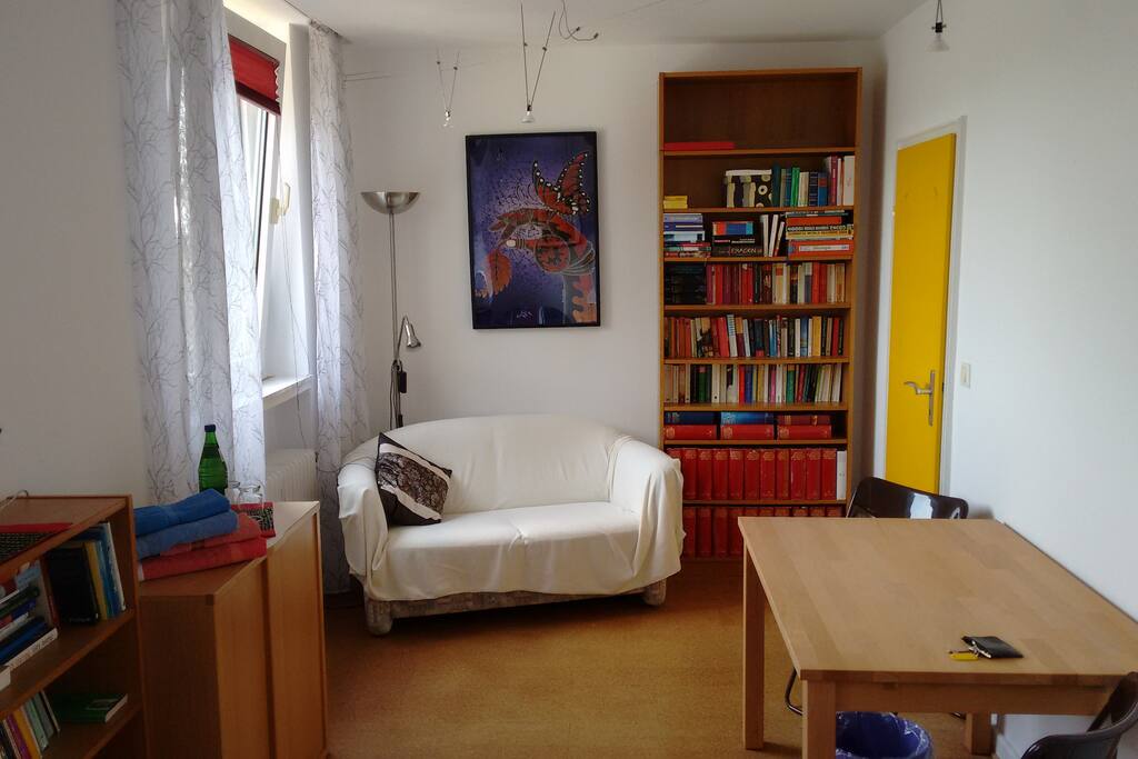 2-er Sofa, Tisch mit 2 Stühlen