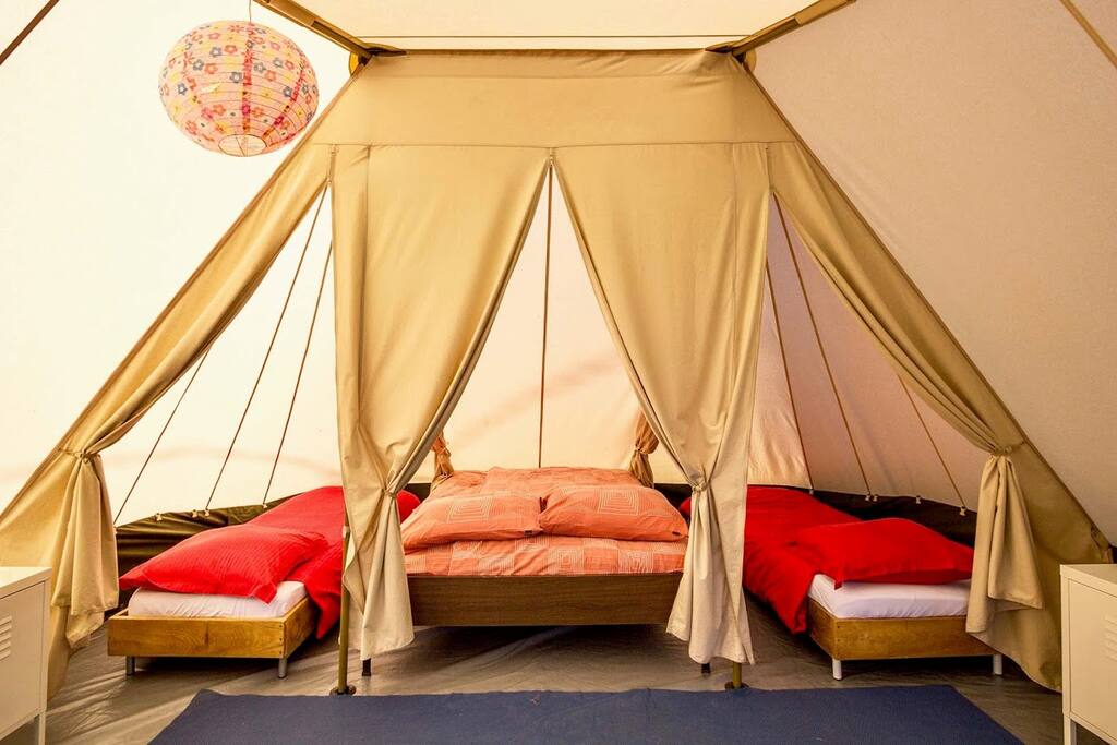 3 slaapkamers met goede bedden, ruimte voor een campingbedje
