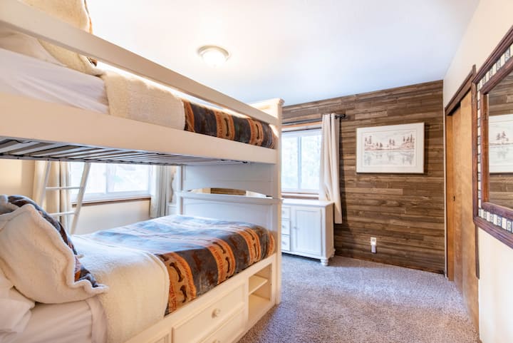 7号卧室（楼下） ，配备全尺寸双层床和谷仓木质装饰墙。 所有新床上用品和床单（ 2019年11月）。