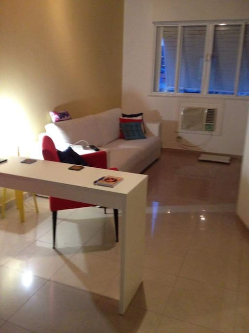 Sala com sofá e ar condicionado