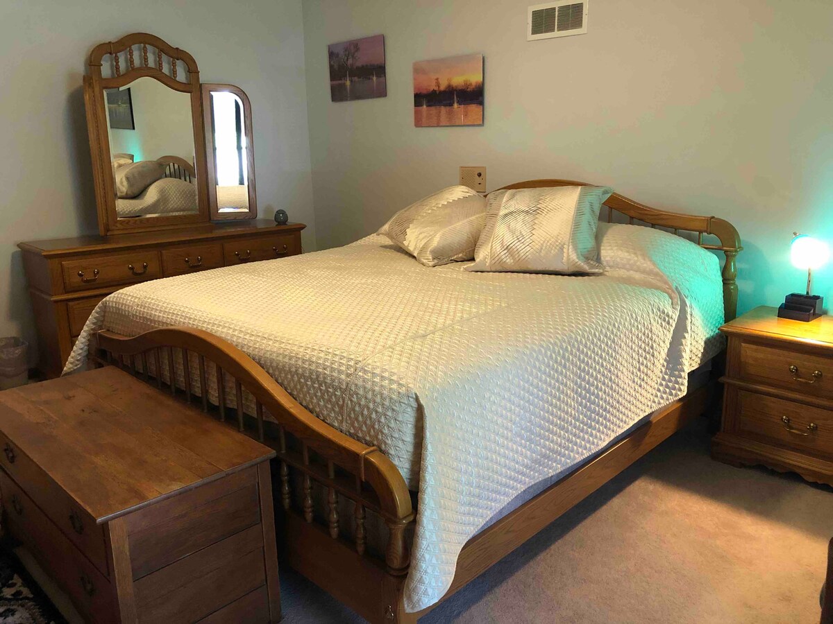 1号卧室-加大双人床。 有一扇36英寸宽的门。
没有台阶。