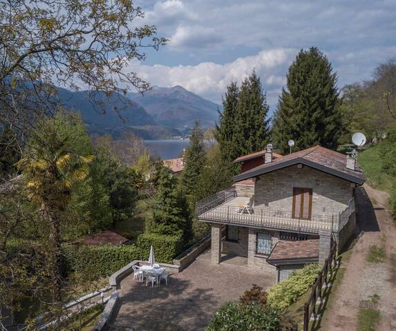 Casa Leo surrounded by nature near the lake