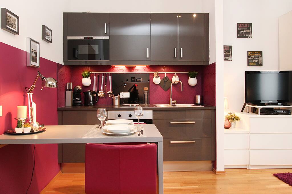 Wohnzimmer mit Küchenzeile / livingroom with kitchenette