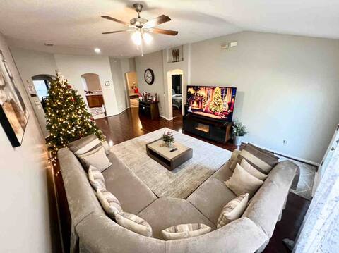 Single House/12guests/4beds/2baths/huge backyard