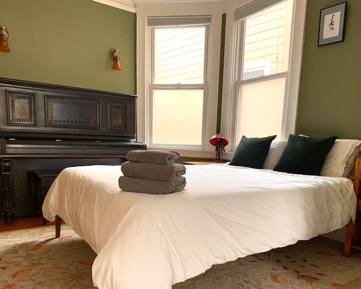 第二间卧室配有祖传钢琴和古董。  