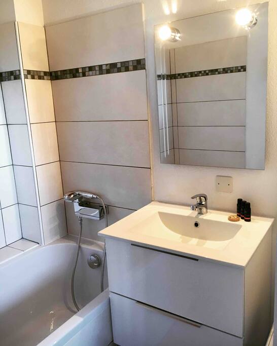 Salle de bains avec baignoire