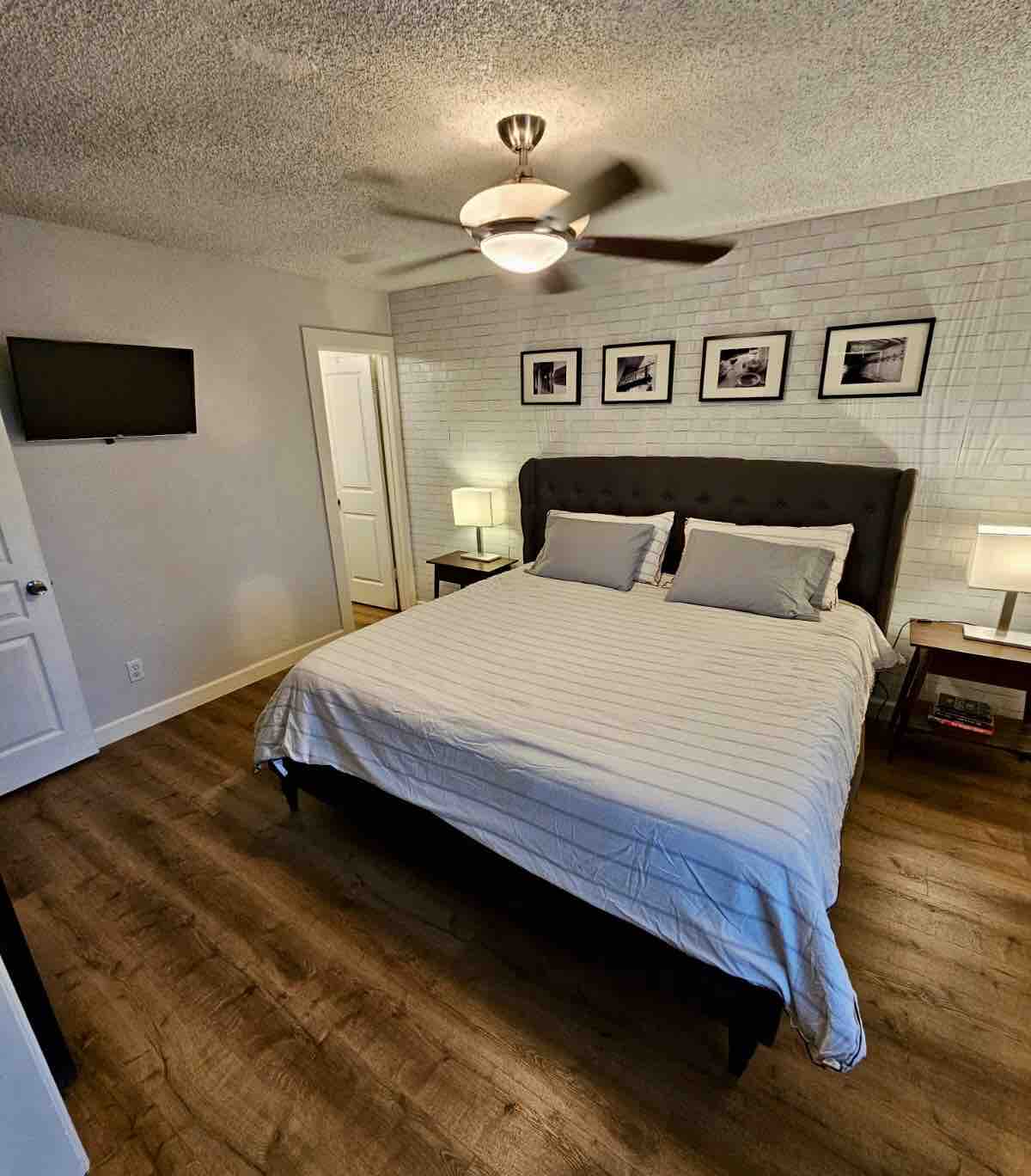 主卧室配有加大双人床、Casper床垫和全套套房。 