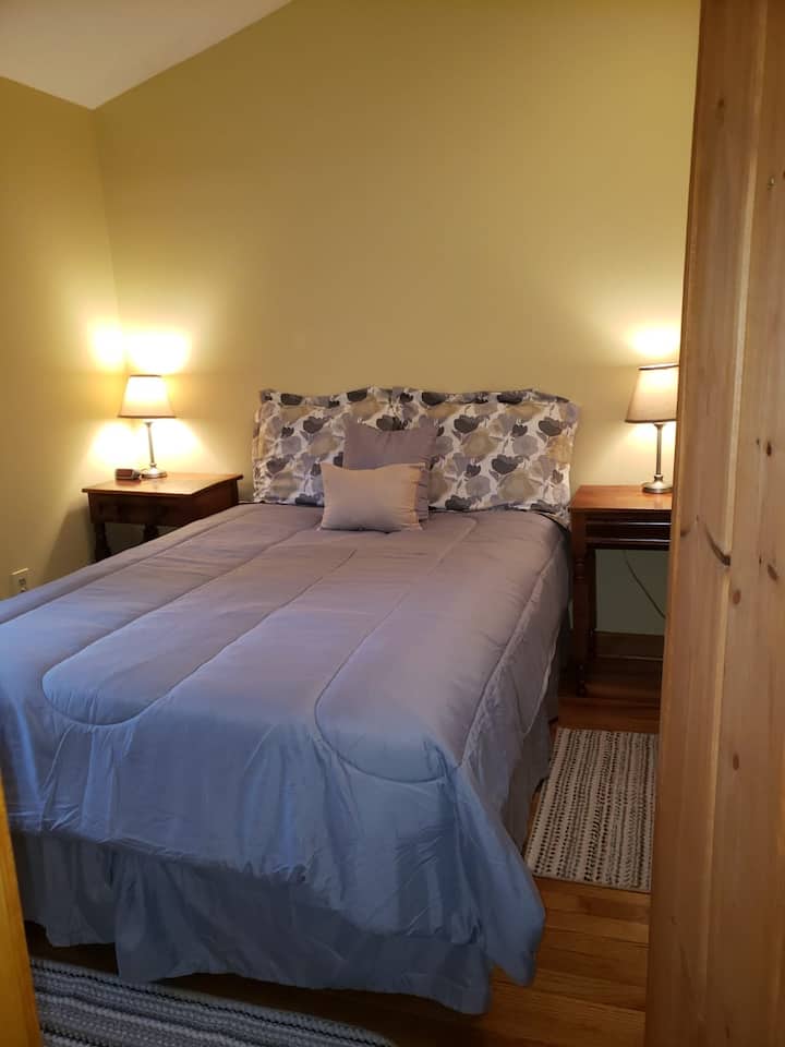 NUEVO colchón completo
sábanas, edredón, almohadas tiene capacidad para 
2 personas

