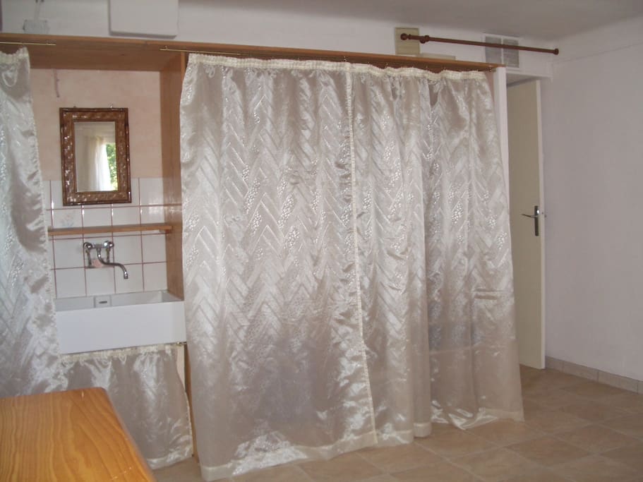 Point d'eau dans la chambre et rangements.