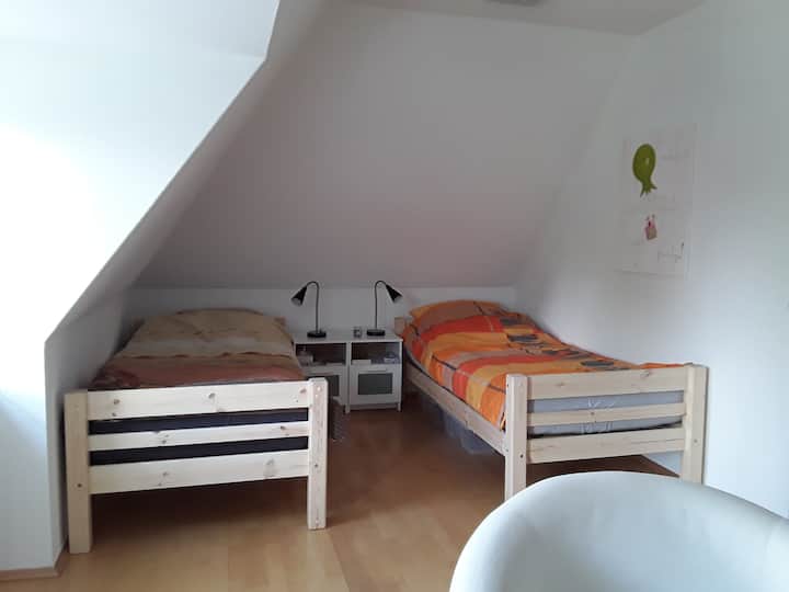 2. spálňa s dvoma samostatnými lôžkami (+ obývacia izba = 1 izba)