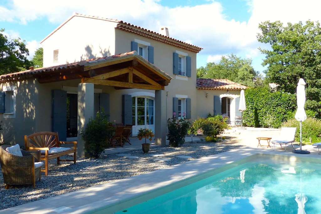 vue générale de la maison avec la piscine.