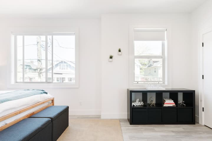 Spotless Modern Steps from the Best Shops and Restaurants. gallery image 2