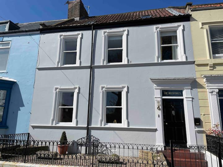Large Central Whitby Townhouse with parking
