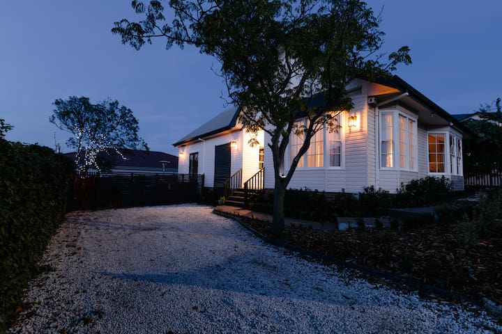 Stylish home with outdoor hot tub close to Hobart