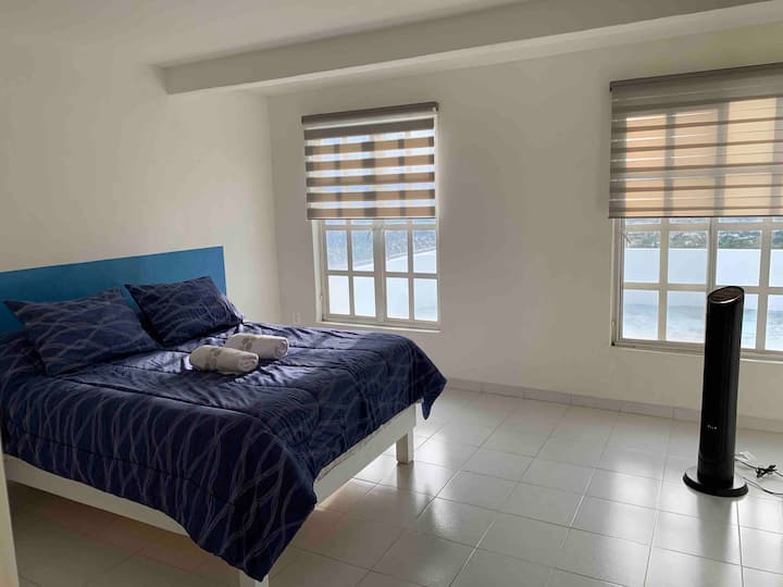 غرفة نوم مريحة بإطلالة بانورامية مثالية.