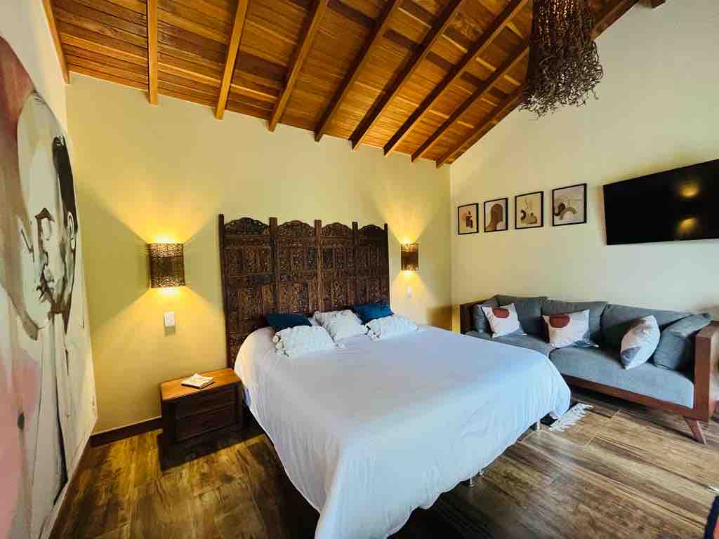 עם השירה שלו הוא עשה מהפכה בעולם
שאינם זוכרים את הפסוקים שלהם כגון:

"אני אוהב אותך כשאתה שותק כי אתה לא נמצא, ואתה שומע אותי מרחוק, והקול שלי לא נוגע בך. 
נראה שהעיניים שלך התפוצצו ונראה שנשיקה סוגרת את הפה ."