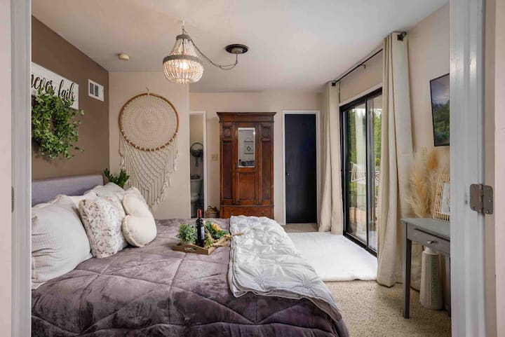 King suite with attached bathroom, sliding glass doors lead out to lower deck 