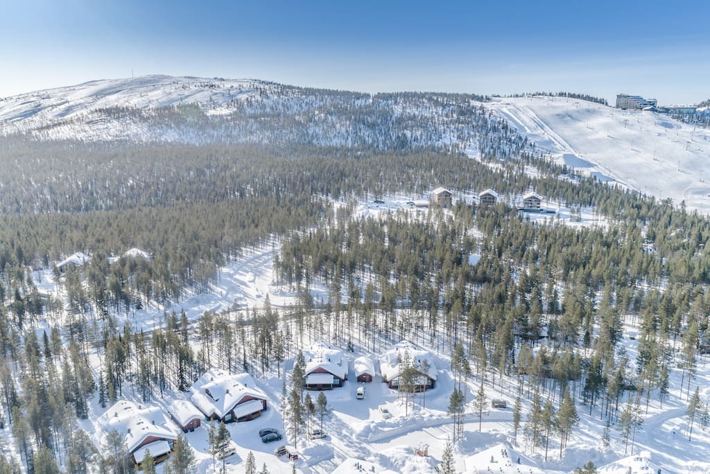 Talo kuvan alareunassa ja taustalla Levin eturinne.