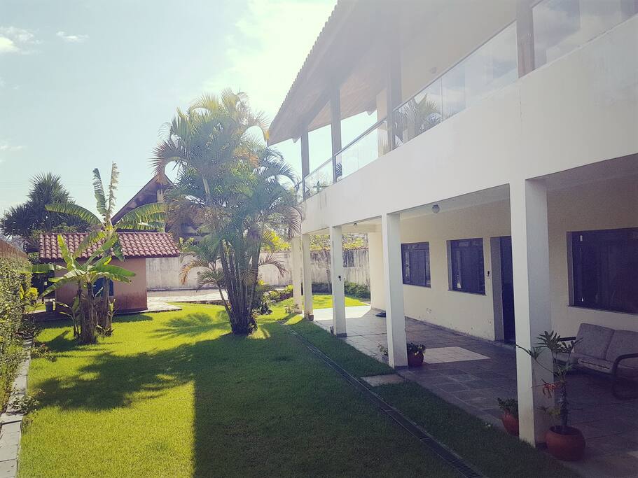 Jardim com churrasqueira e pontos de rede de descanso