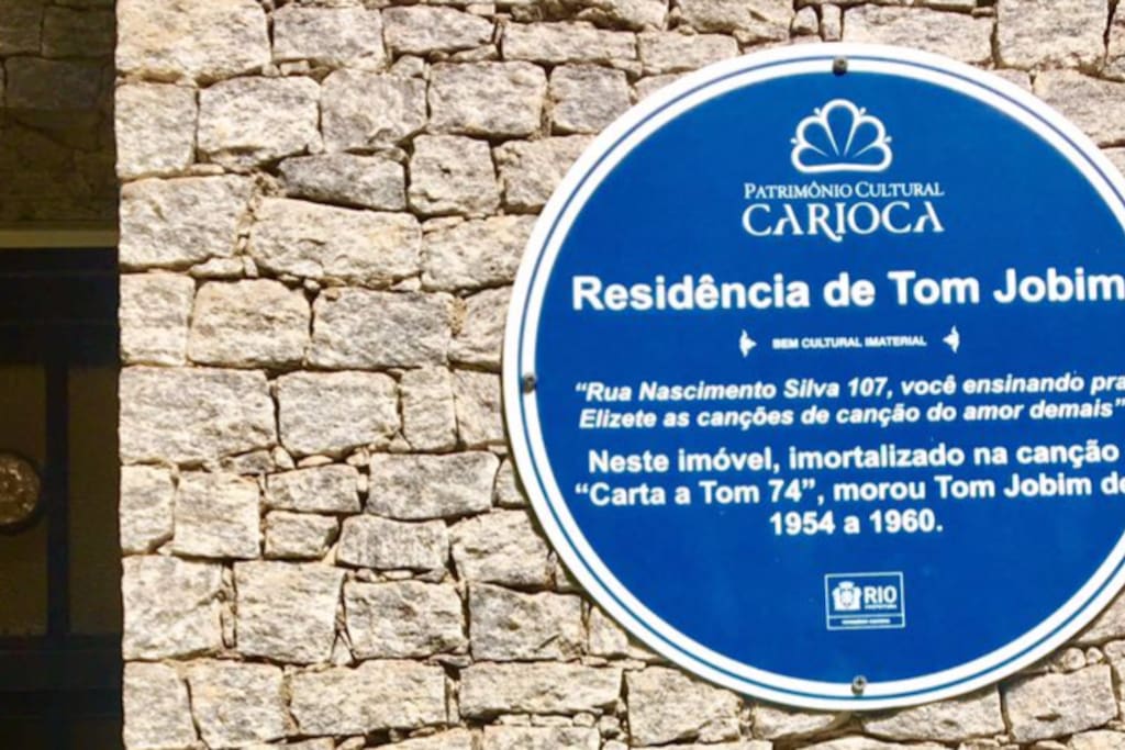 Neste prédio viveu o grande maestro e compositor Antônio Carlos Jobim.O endereço é conhecido pela canção "Carta ao Tom 74"várias músicas de Bossa Nova e MPB foram criadas nesse local,simplesmente inspirador!