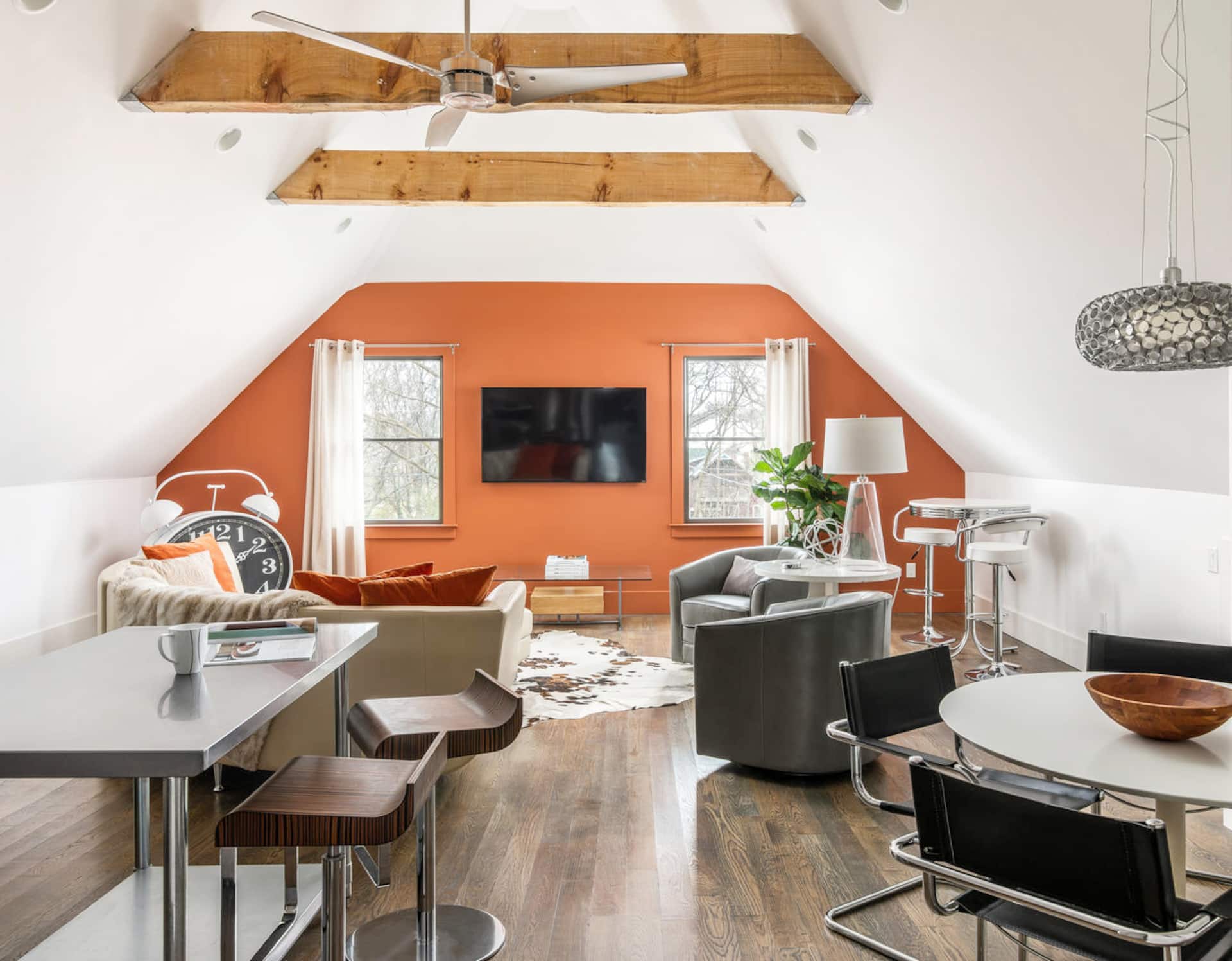Modern 1 bedroom loft apartment centrally located!