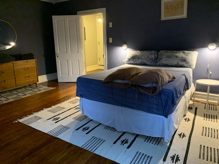 חדר שינה ראשי, מיטת קווין סייז אחת 