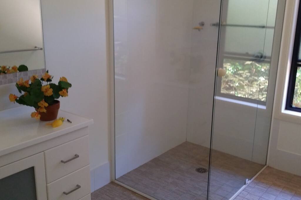 Spacious bathroom with good shower pressure