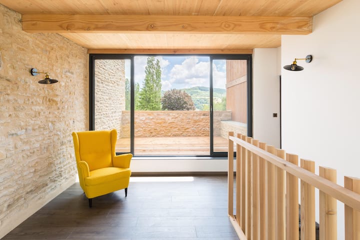 Le foyer et sa terrasse
