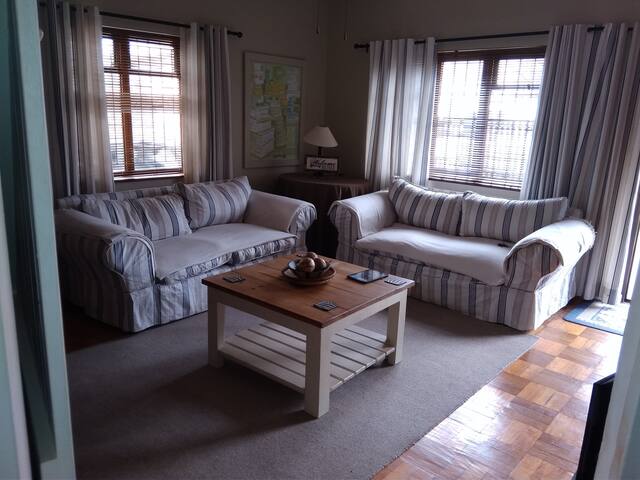 JACKY’S BEACH HOUSE 3BEDROOM 5MIN TO BEACH gallery image 2