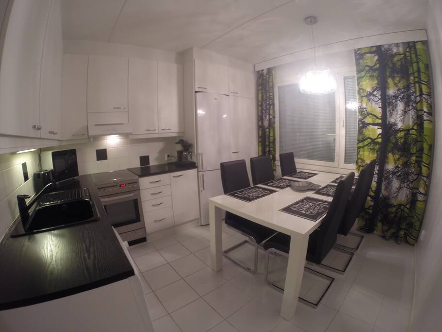 Kitchen with owen, coocer, microwave, toaster, fridge and freezer
