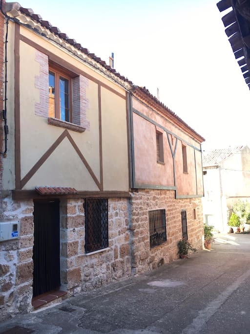 Fachada de la vivienda, típica fachada castellana rural de piedra y madera.