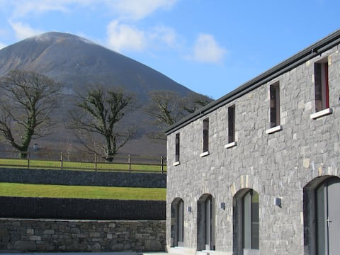 Popular Airbnb listing: The Reek Coach House, private sea access, sleeps 6 in Westport