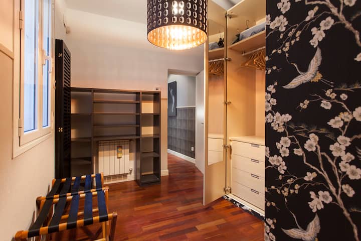 Dormitorio en suite con vestidor.