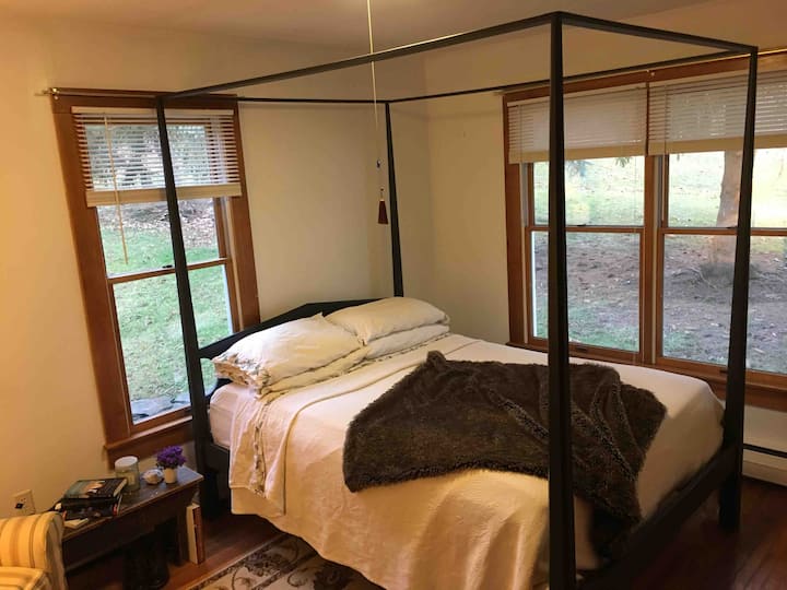 Главен кат (ниво 1) Спална соба 2 со брачен кревет (широк 180-220 см)