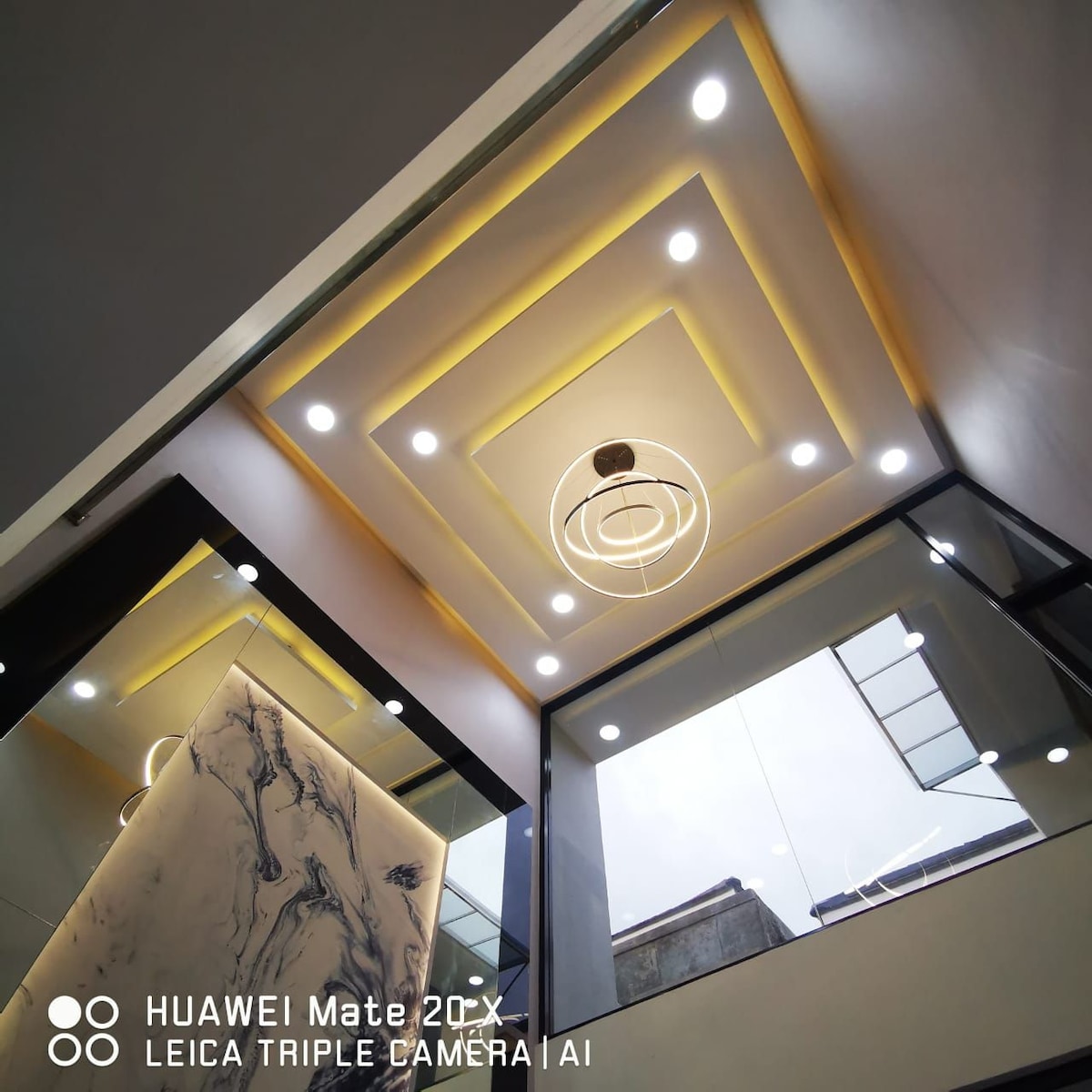 سقف جميل في غرفة المعيشة