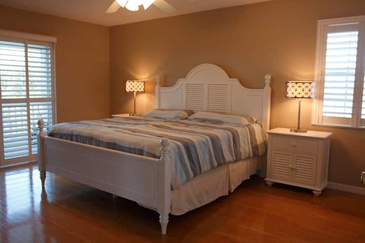 חדר השינה הראשי המעוצב החדש כחדר שינה חמישי בקומה השלישית עם יציאה משלו למרפסת בקומה השלישית עם נוף בלתי נשכח על האזור ומפרץ הלימון מאחור.