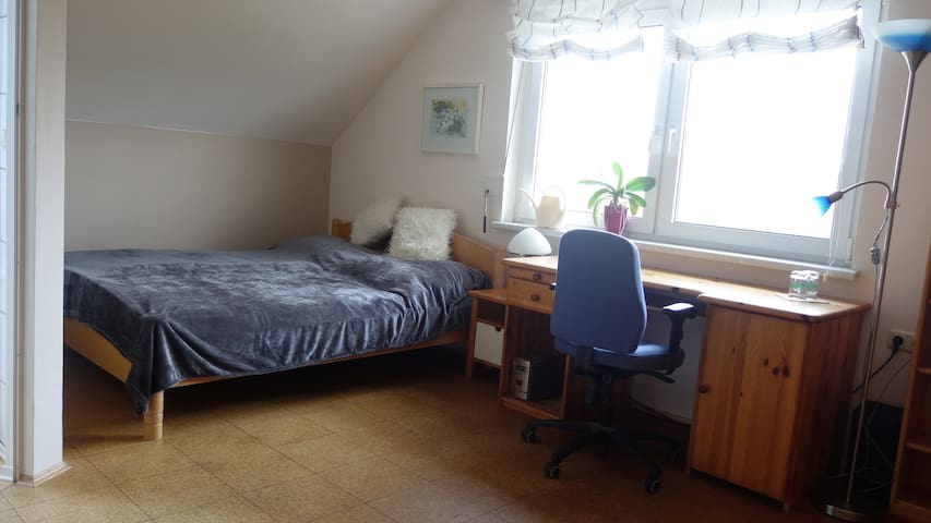 Gästezimmer mit Bad und Bergblick