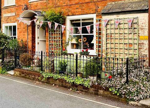 33 - Grade II 3 bedroom cottage in charming town