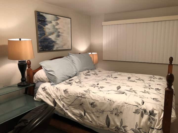 Საძინებელი2: საწოლი და სამუშაო მაგიდა დიდი ზომის. 