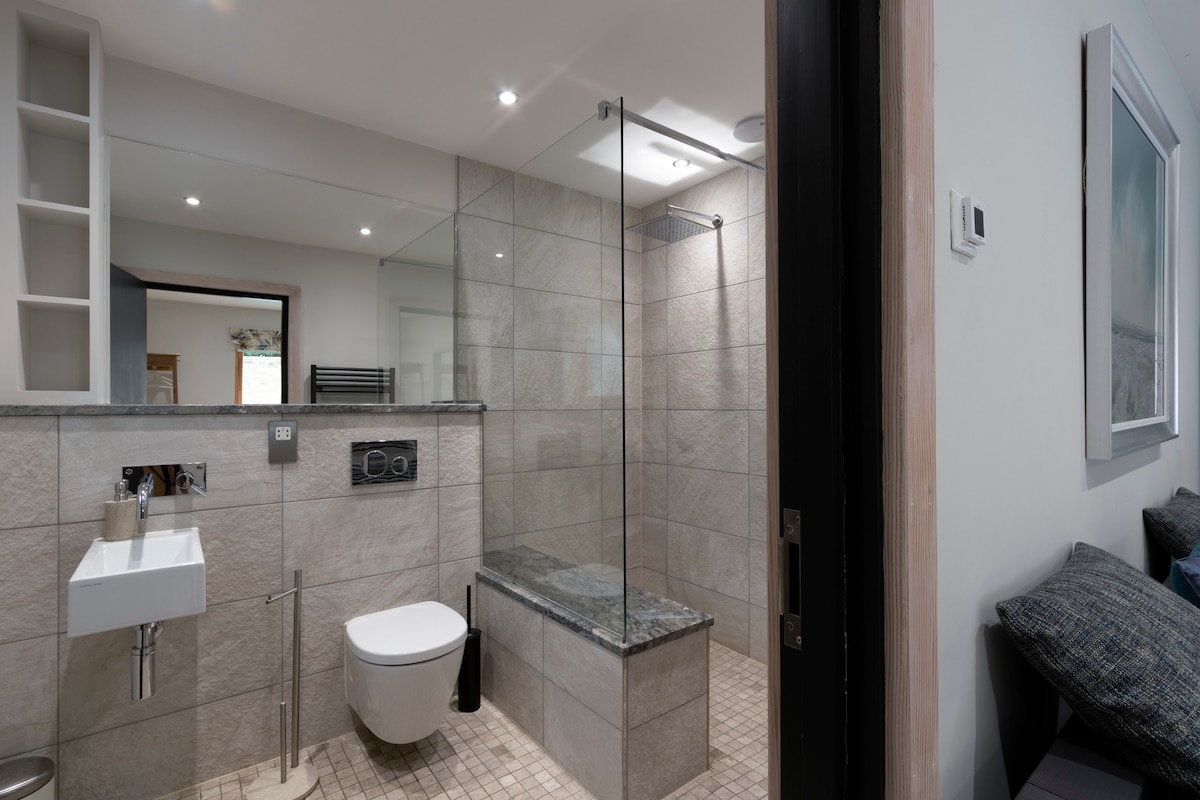 Downstairs ensuite bathroom