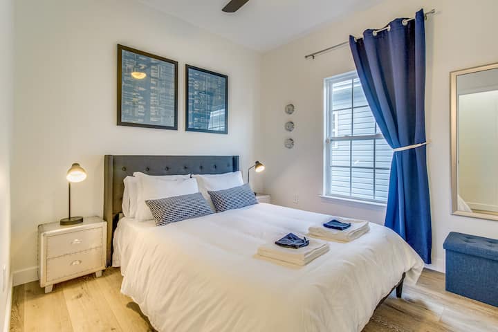 ห้องนอนทุกห้องมีที่นอนเมมโมรี่โฟมผ้านวมโปร่งและหมอน 2 ใบต่อผู้เข้าพัก 1 คน โคมไฟหัวเตียงมีช่องเสียบ USB เพื่อการชาร์จที่สะดวก 