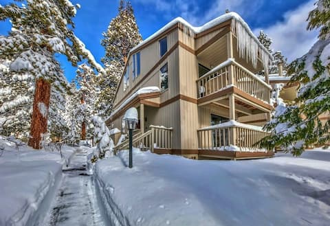 Cozy Tahoe Retreat Close to Ski, Beaches & Trails